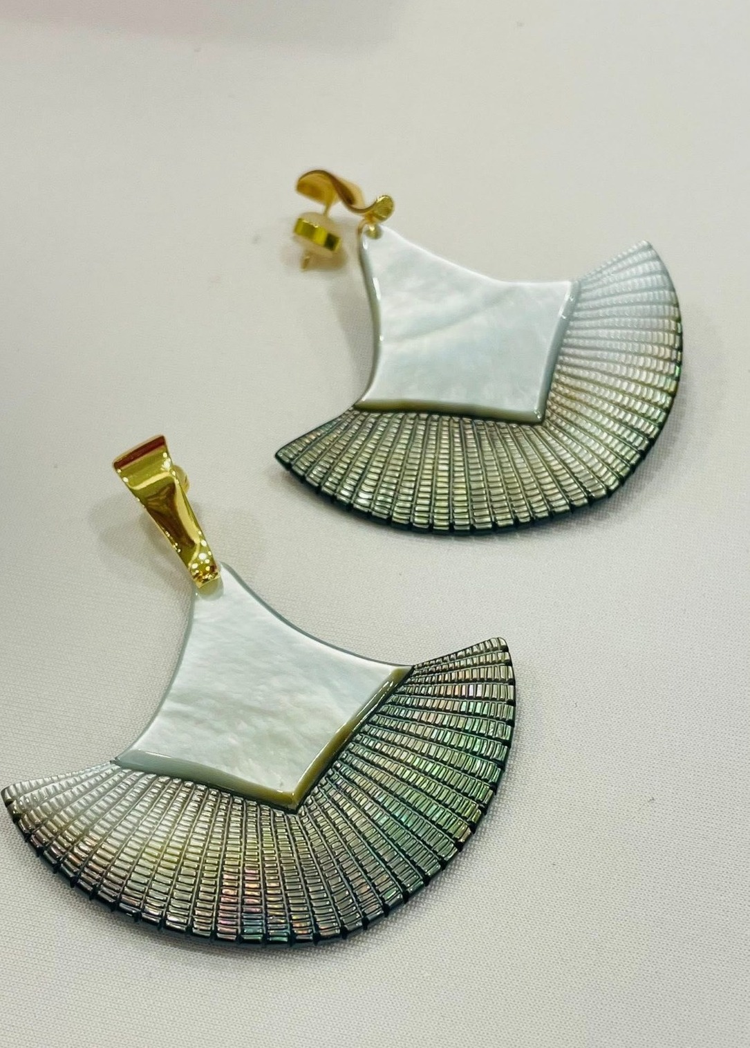 Pendentif nacre gravé en éventail, Hererany Pearl Shell, Pirae Tahiti